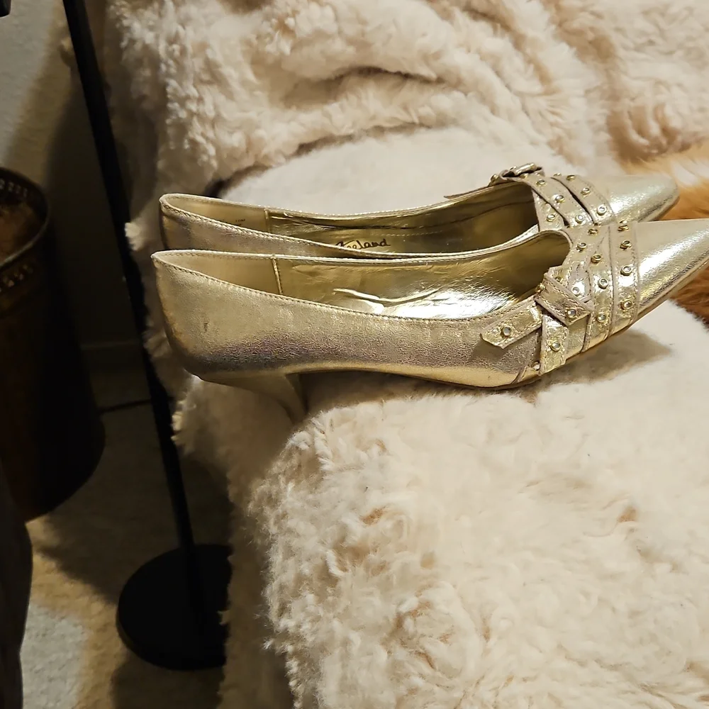 Kathy Van Zeeland Metallic Gold Heels - Picture 4 of 12